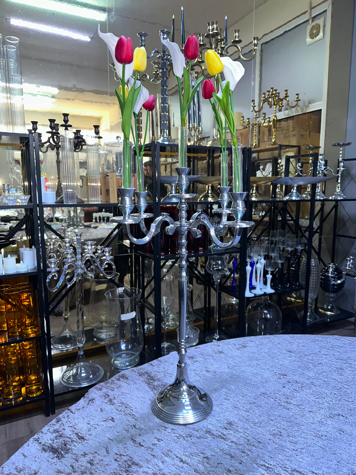 Glassy beş kafalı 65 cm şamdanın ürün eşleştirmesinde kullanılabilecek katalog fotoğrafı