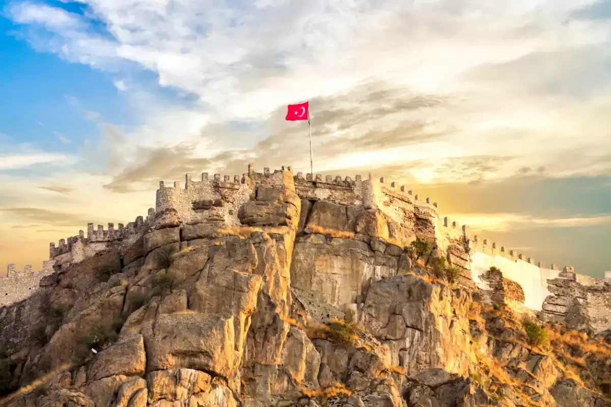 Gün batımında Afyonkarahisar Kalesi ve Türk bayrağı