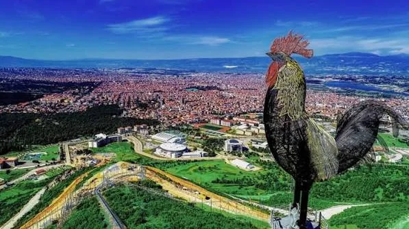 Denizli şehir manzarası ve kenti simgeleyen horoz heykeli