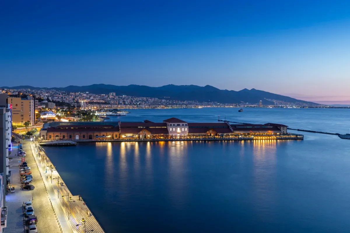 İzmir Kordon ve tarihi limanın akşam panoraması