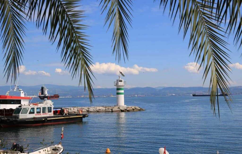 Kocaeli İzmit Körfezi'nde sahil, deniz feneri ve vapur