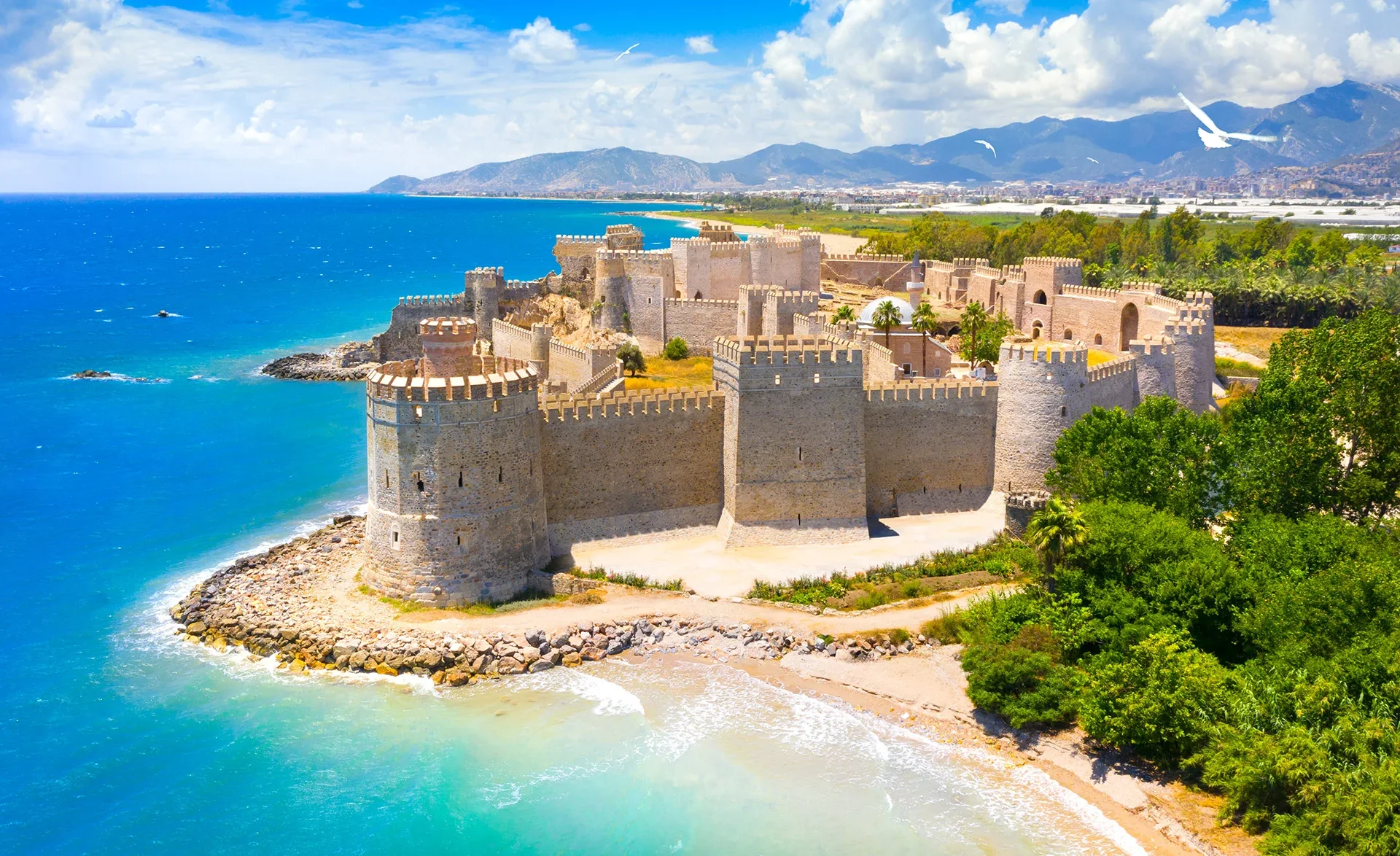 Mersin kıyısındaki tarihi Mamure Kalesi ve Akdeniz