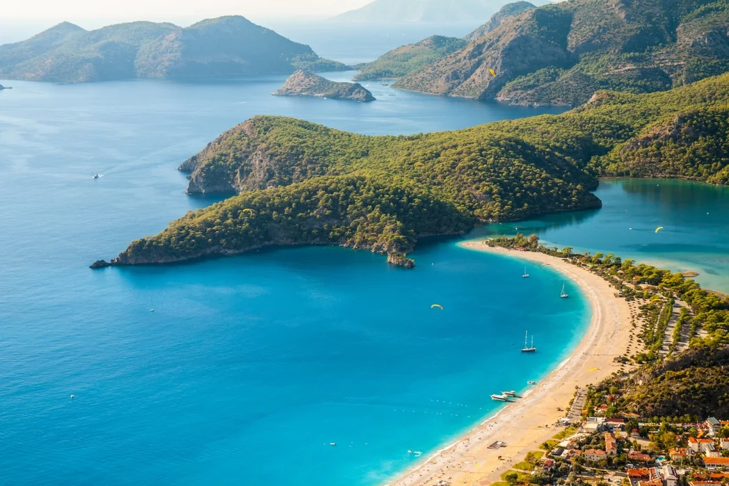 Muğla Ölüdeniz kıyısı ve ormanlık koyların havadan görünümü