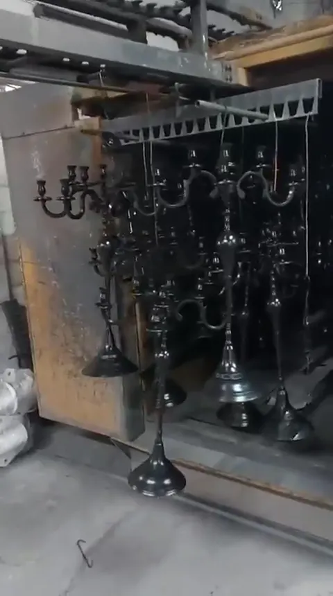 Siyah Şamdanların Askı Düzeni: Kısa Atölye Görüntüsü Siyah Şamdanların Askı Düzeni: Kısa Atölye Görüntüsü